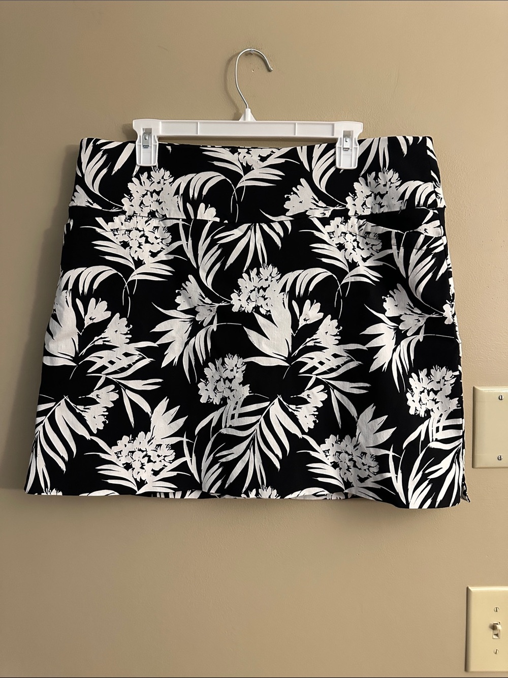 Women's Black & White Tummy Control Tropical Print Skort